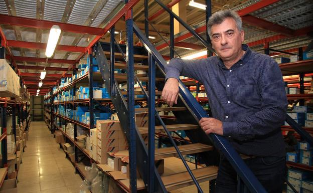 José Escudero, en la nave que ocupa Suministros Eléctricos Essan en el parque empresarial. 