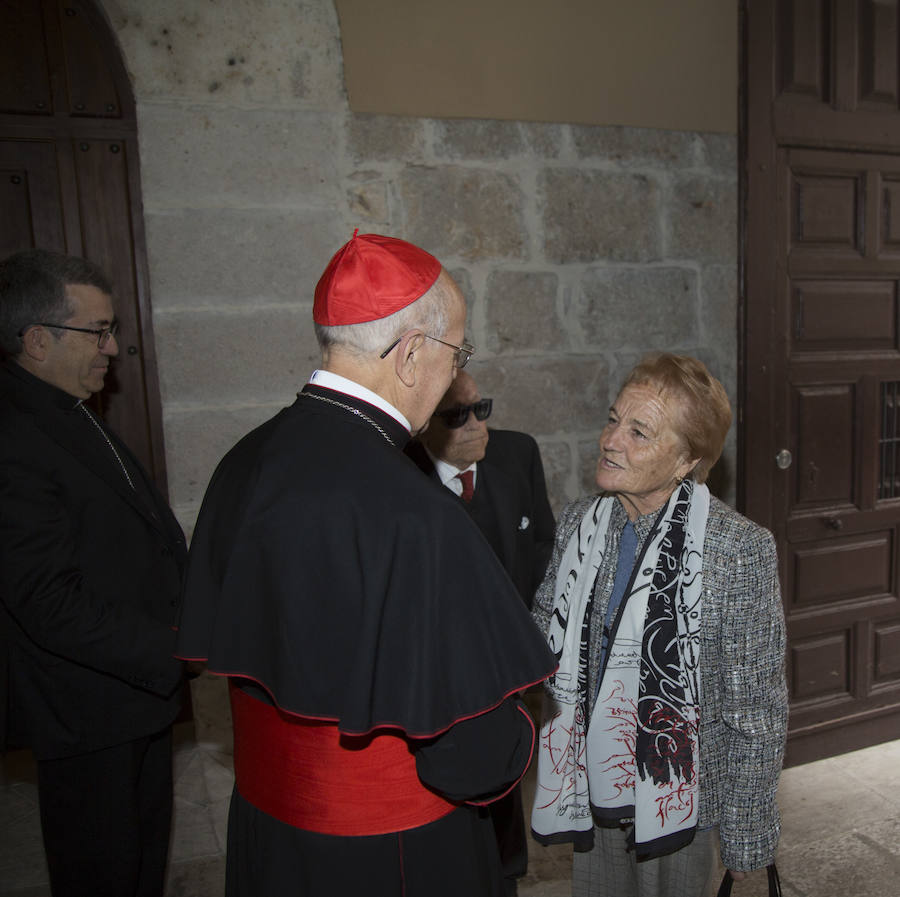 Asistentes a la entrega de la Cruz de la Santa Sede a José Jiménez Lozano