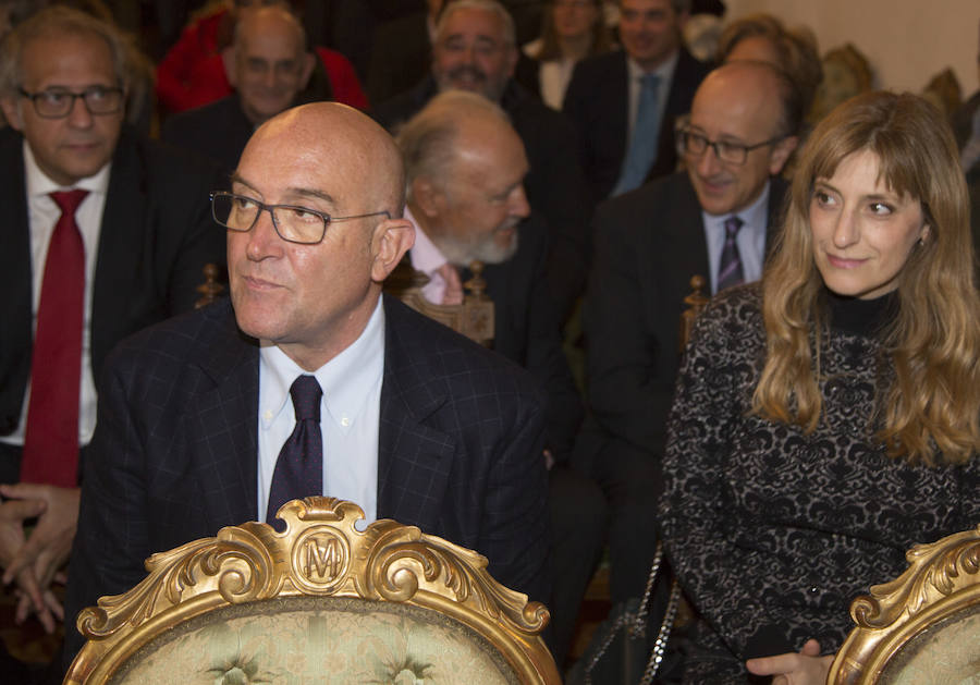 Asistentes a la entrega de la Cruz de la Santa Sede a José Jiménez Lozano