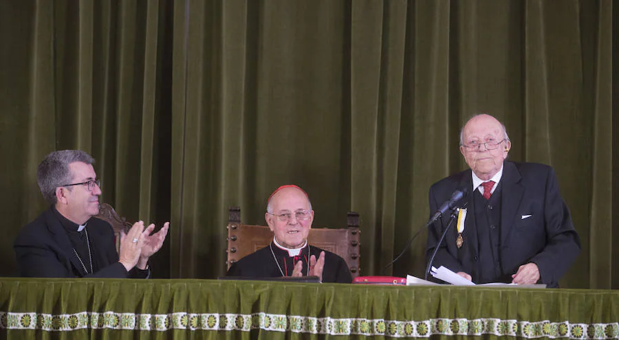 Asistentes a la entrega de la Cruz de la Santa Sede a José Jiménez Lozano