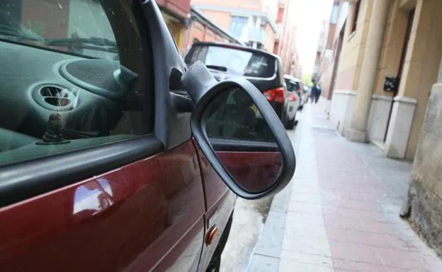 Uno de los espejos rotos de un coche aparcado en Delicias. 