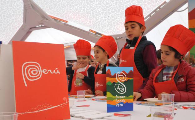 Niños participantes en el taller 'Desayuno saludable' en un momento de su desarrollo.