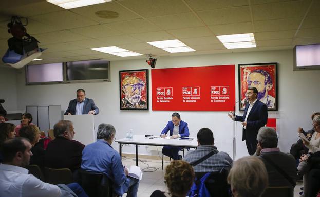 Fernando Vegas y Fernando Pablos, durante el debate de ayer en el PSOE de Salamanca. 