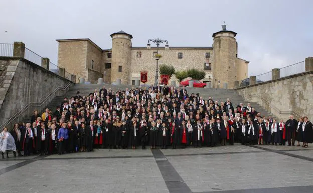 Fotografía de familia de los participantes en el XIX Encuentro Nacional de la Capa Española realizada en la mañana de ayer en la escalinata del Palacio Ducal.