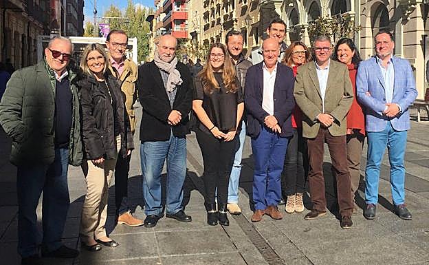Adúriz, tercero por la derecha, con los miembros de la directiva del Ateneo. 