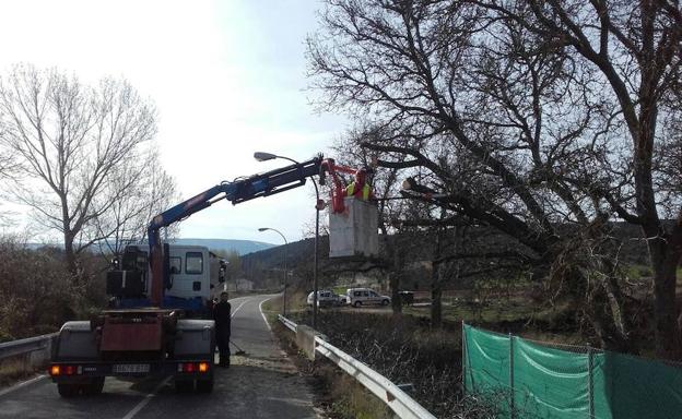 Obras de los equipos de la Diputación de Segovia en una vía de la red provincial. El Norte