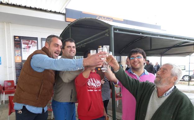 Un grupo de agraciados celebran el premio en la gasolinera de La Serna. 