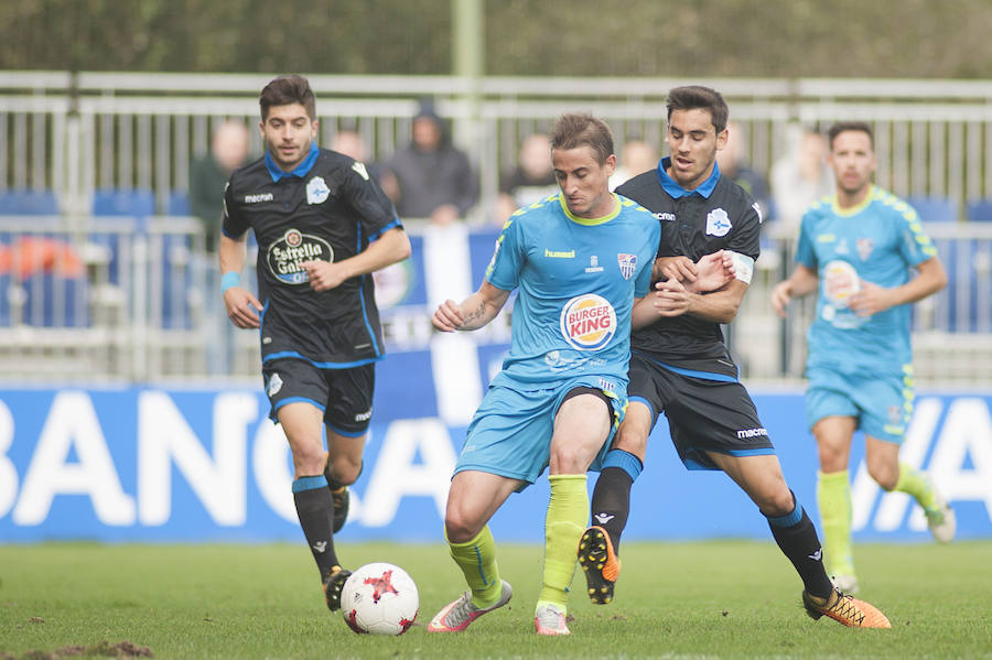 Asier Arranz intenta jugar el balón presionado por dos jugadores del Deportivo Fabril.