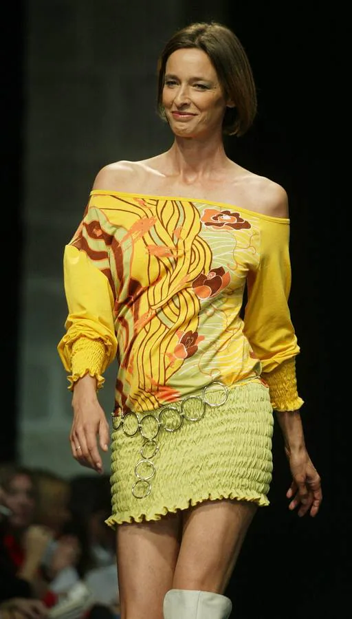 2003. La modelo Paola Dominguín con un diseño de los salmantinos Freddy´s.
