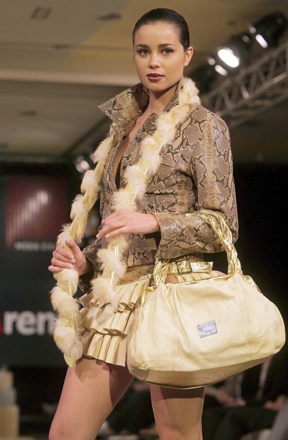 2008. La actriz y modelo Dafne Fernández, muestra una creación de By Imelda en el pase titulado 'Complementos y piedra natural' durante la IX edición de la pasarela de la moda de Castilla y León.