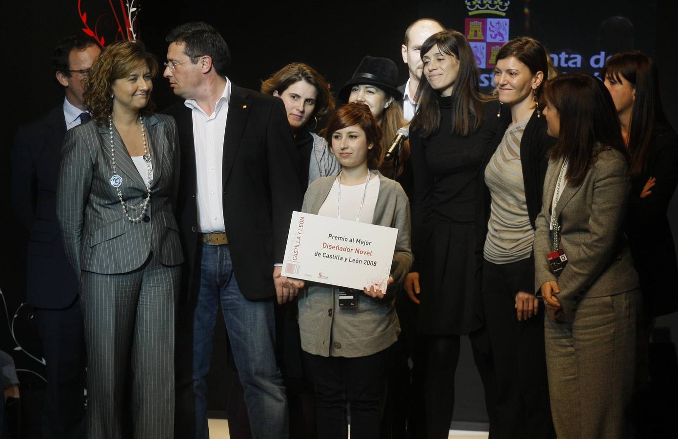2008. La viceconsejera de Economía, Begoña Hernández y los miembros del jurado entregaron hoy el premio del concurso de jóvenes diseñadores a Blanca Olmos (c), durante la VIII edición de la pasarela de moda de Castilla y León.