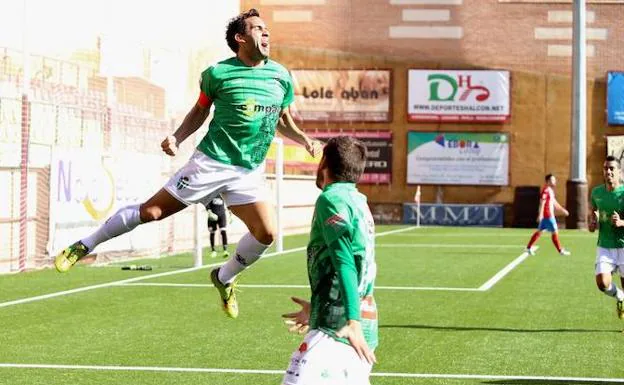 El capitán Jonathan Martín celebra el segundo tanto del CD Guijuelo ante el Navalcarnero.