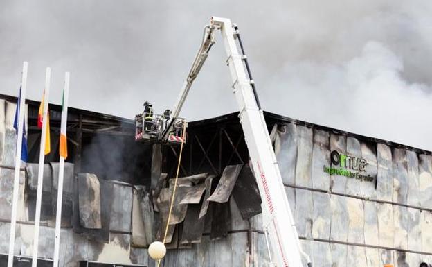 La factoría Ornua, en el polígono de Vicolozano en Ávila, destruida completamente por el fuego.