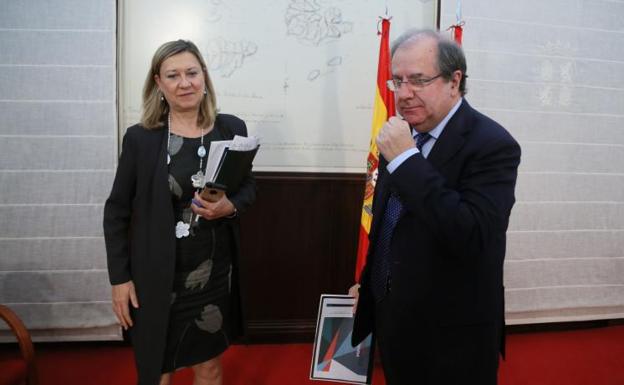Pilar del Olmo y Juan Vicente Herrera, el 11 de octubre, tras presentar el proyecto presupuestario para 2018.