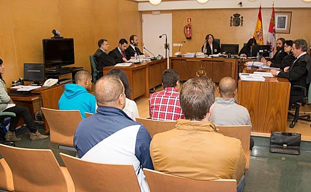 Otros seis jóvenes se han sentado en el banquillo de los acusados.