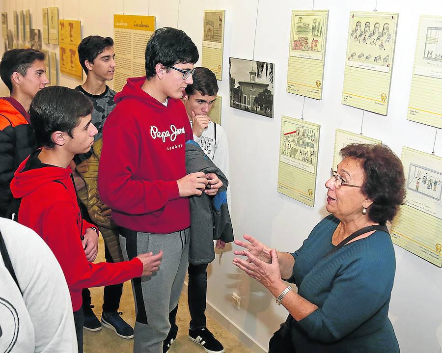 Estudiantes de Paredes, de visita en la exposición. 