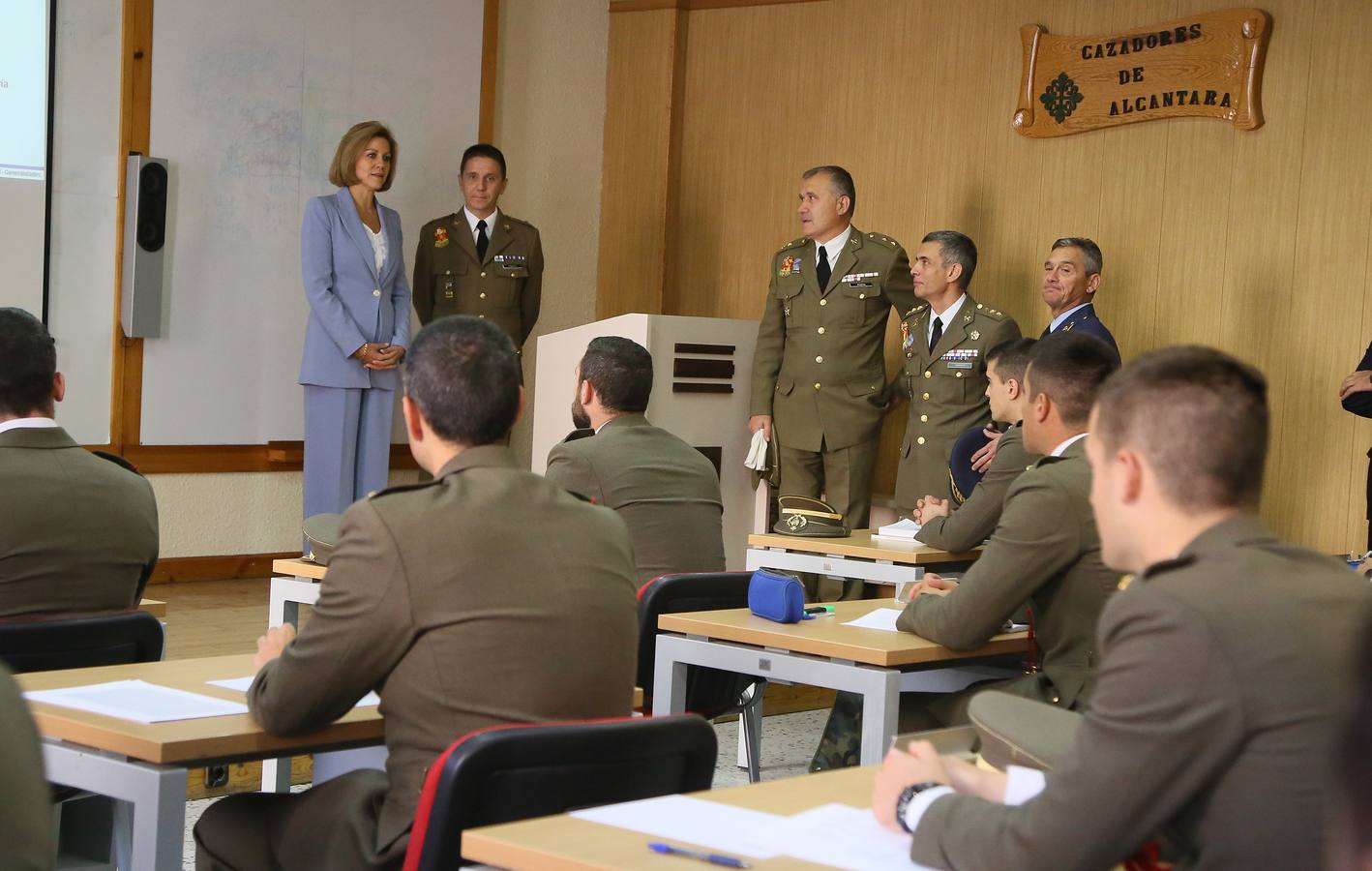 La ministra de Defensa, María Dolores de Cospedal, visita la Academia de Caballería de Valladolid