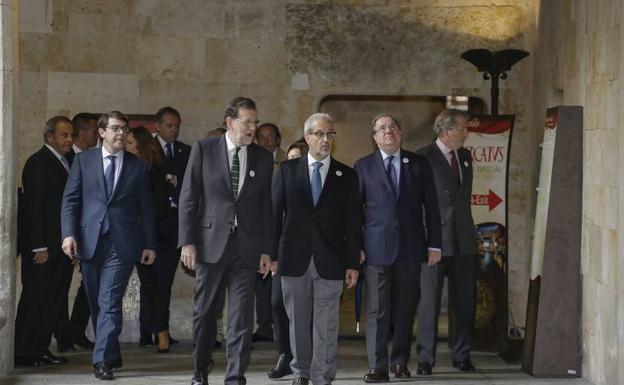 Rajoy, durante otra visita anterior a la Universidad, con el rector.