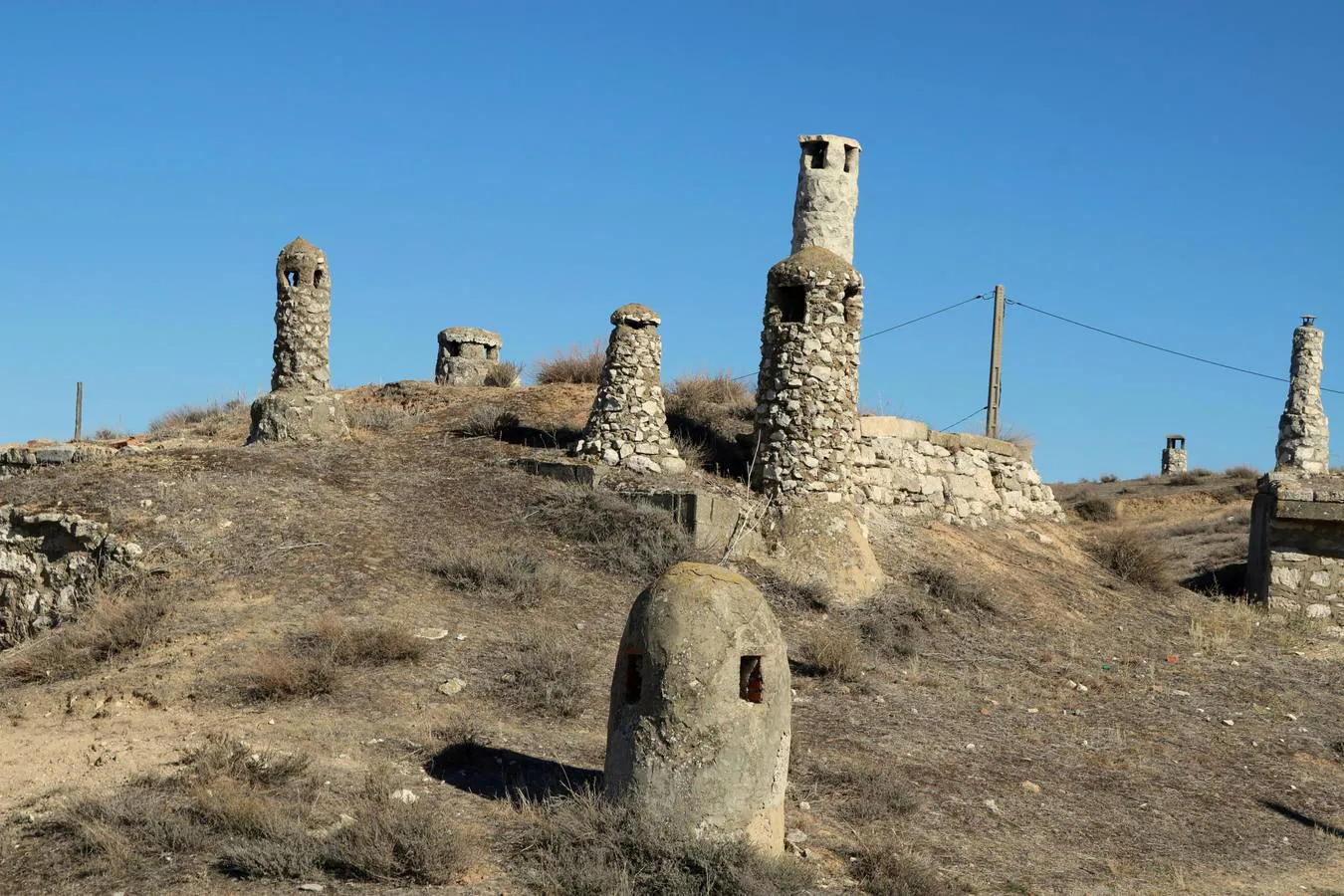 En plena preparación de los caldos, algunos vecinos han abierto las puertas de sus bodegas para que los visitantes puedan conocer esta arquitectura hipogea, tan característica en el Cerrato