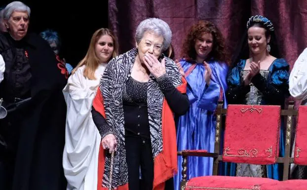 Amelia Legido agradece al público del Teatro Zorrilla su aplauso. 