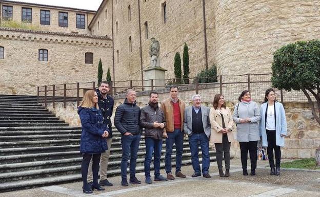 Pedro Sánchez junto a sus compañeros en su visita a Oña. 