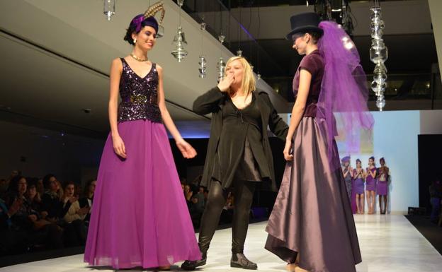 La diseñadora Natacha Arranz saluda al final de su desfile.