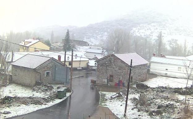 Imágenes de la tarde de este miércoles de una webcam de la casa rural La Tenada de Cardaño de Abajo. 