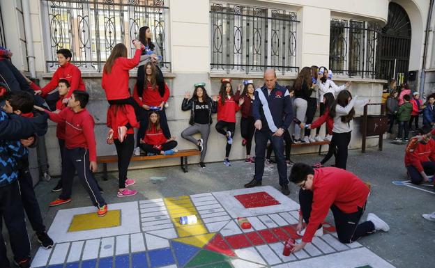 ´Mannequin Challenge´ celebrado el año pasado en el colegio La Salle de Palencia para recaudar alimentos para Cáritas y la Asociación del Pueblo Saharaui. 