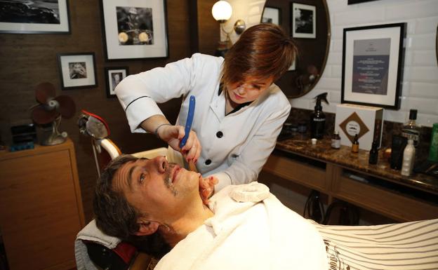 Gerardo Rodríguez se afeita en la Barbería Très para lucir el bigote que le acompañará durante todo noviembre.