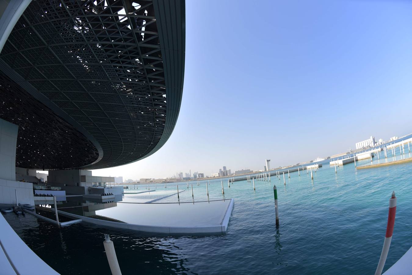 Una década después del lanzamiento del proyecto, el primer museo global en el mundo árabe, fue inaugurado ayer | En sus 6.400 metros cuadrados se exponen obras de trece galerías francesas y la colección de los Emiratos