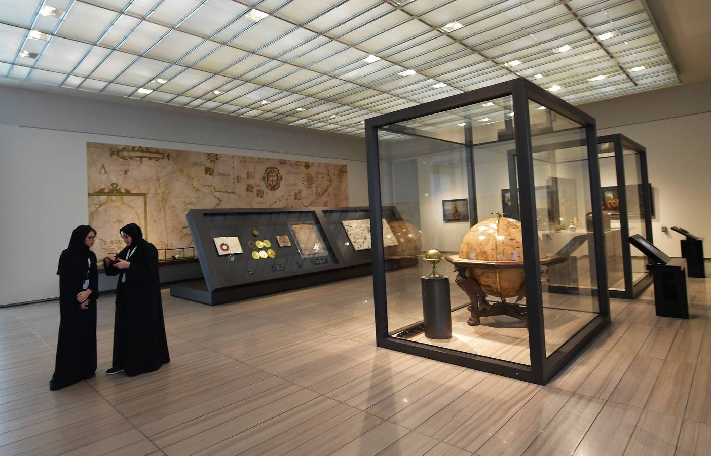 Una década después del lanzamiento del proyecto, el primer museo global en el mundo árabe, fue inaugurado ayer | En sus 6.400 metros cuadrados se exponen obras de trece galerías francesas y la colección de los Emiratos