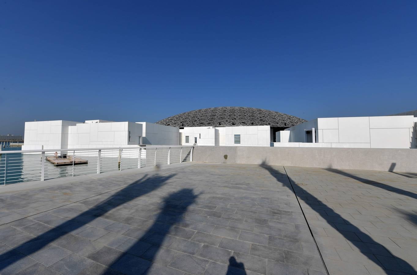 Una década después del lanzamiento del proyecto, el primer museo global en el mundo árabe, fue inaugurado ayer | En sus 6.400 metros cuadrados se exponen obras de trece galerías francesas y la colección de los Emiratos
