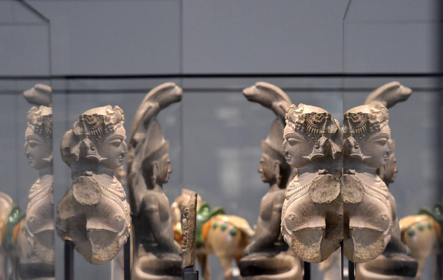 Una década después del lanzamiento del proyecto, el primer museo global en el mundo árabe, fue inaugurado ayer | En sus 6.400 metros cuadrados se exponen obras de trece galerías francesas y la colección de los Emiratos