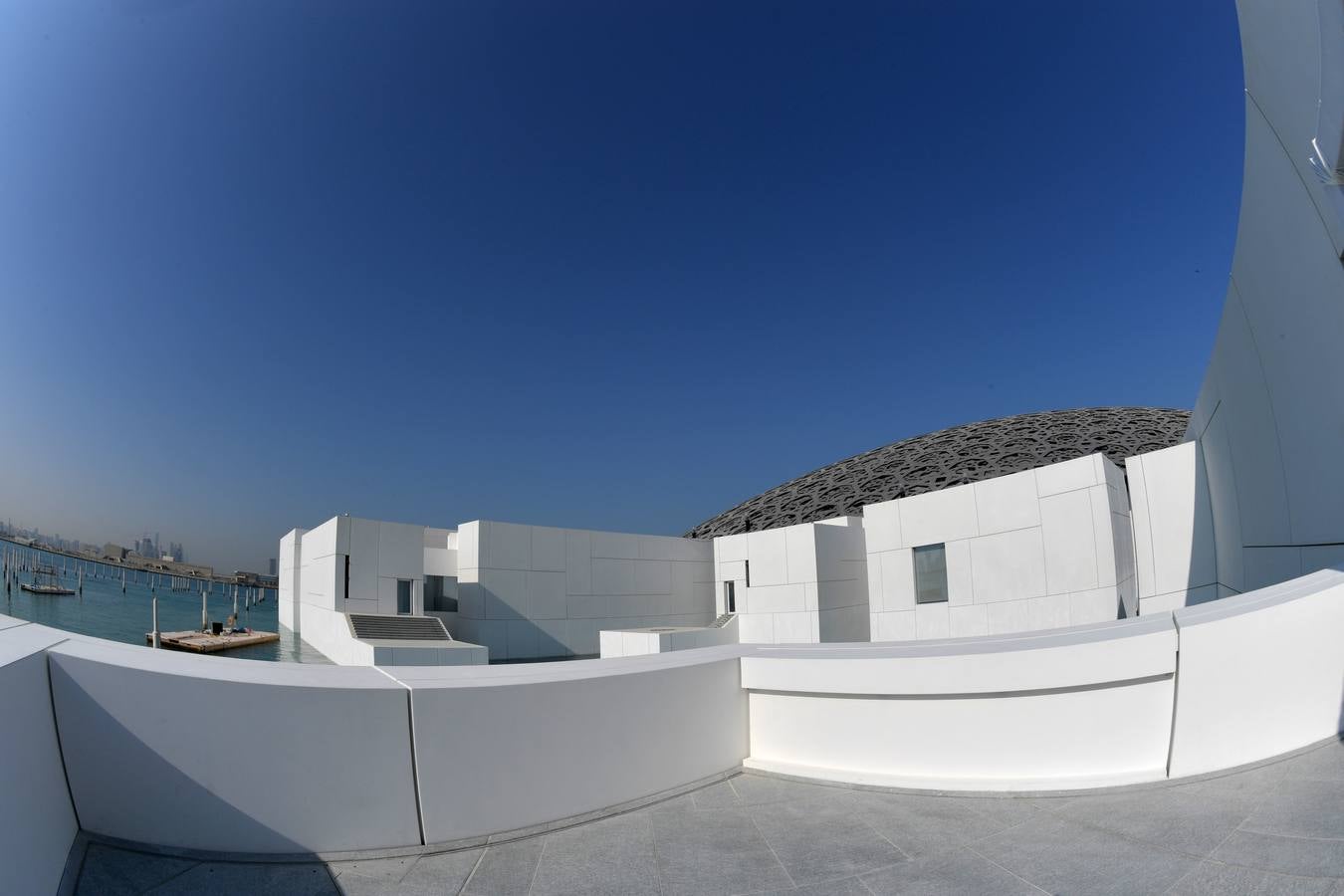 Una década después del lanzamiento del proyecto, el primer museo global en el mundo árabe, fue inaugurado ayer | En sus 6.400 metros cuadrados se exponen obras de trece galerías francesas y la colección de los Emiratos