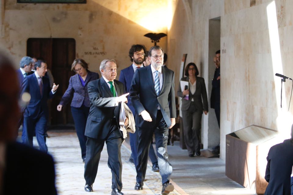 El presidente del Gobierno ha participado en la investidura de Jean Claude Juncker y Manuel Marín como honoris causa 