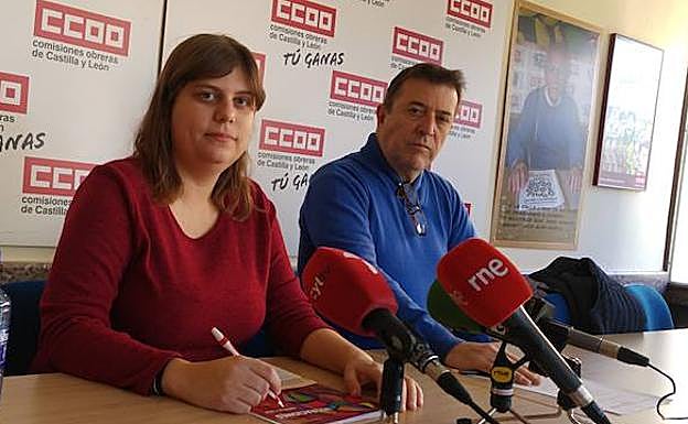Cristina Sáez y Santiago González, de CC OO, durante la presentación del estudio.