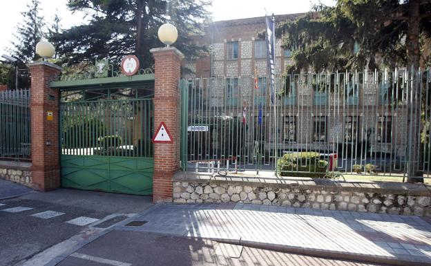 Entrada a la Fábrica de Armas de Nammo. 