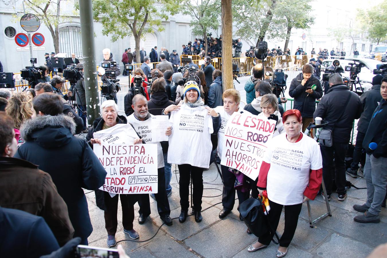 Un fuerte despliegue policial, con varios furgones y decenas de agentes, así como numerosos periodistas aguardan expectantes