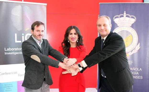 El inspector de la Policía Nacional Ignacio Nieto, asesor del grado de Criminología, la rectora Imelda Rodríguez y el presidente de SECCIF, Carlos Pérez Vaquero, tras la firma del convenio.