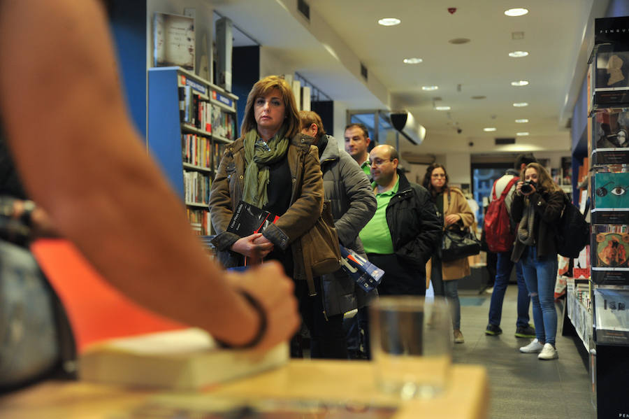 El escritor vallisoletano ha firmado ejemplares de esta novela que cierra la trilogía 'Khimera' en la librería Oletvm