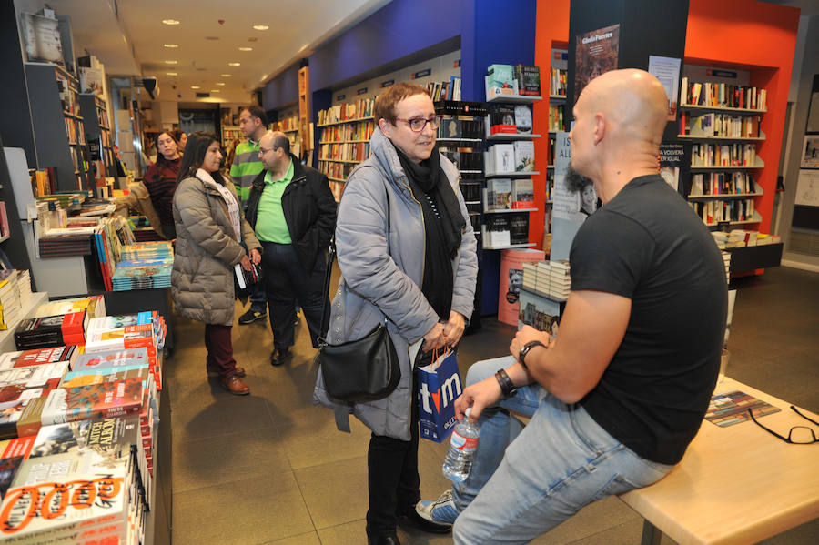 El escritor vallisoletano ha firmado ejemplares de esta novela que cierra la trilogía 'Khimera' en la librería Oletvm