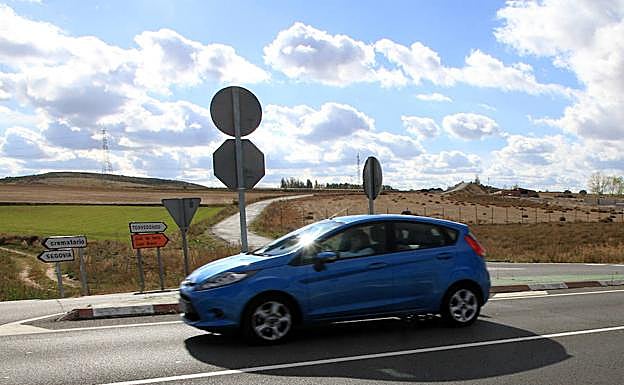 Un vehículo circula a la altura del cruce de la CL-605, uno de los puntos negros del tráfico en la provincia. 