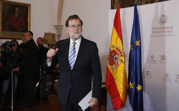 El presidente del Gobierno, Mariano Rajoy, antes de su alocución ante la prensa. 