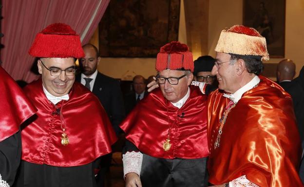 El padrino de Jean Claude Juncker, José Martín y Pérez de Nanclares; el nuevo Honoris Causa y el presidente del Consejo Social de la Usal y presidente de Iberdrola, Ignacio Galán.