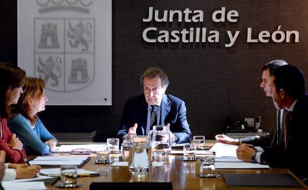 El vicepresidente y consejero de la Presidencia, José Antonio de Santiago-Juárez (c), preside hoy en Valladolid la reunión de constitución de la Comisión de Ética Pública.
