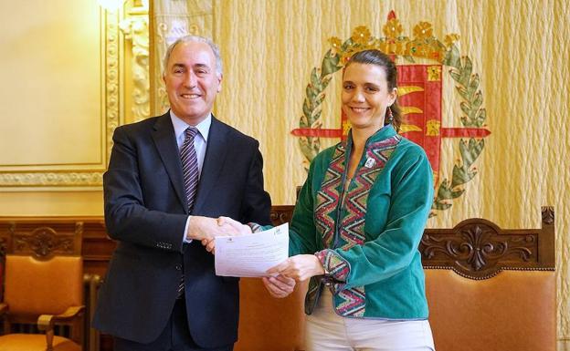 Antonio Gato y Ángela de Miguel, en la firma del convenio.