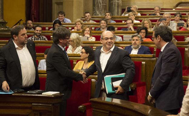 Puigdemont estrecha la mano a Guinó.