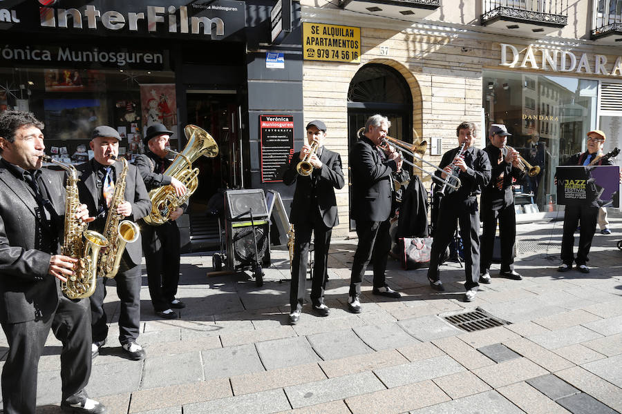 Pasacalle de la Pixie Dixie Band por las calle del centro de la ciudad