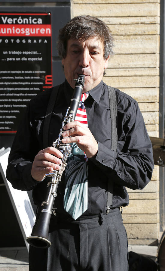 Pasacalle de la Pixie Dixie Band por las calle del centro de la ciudad