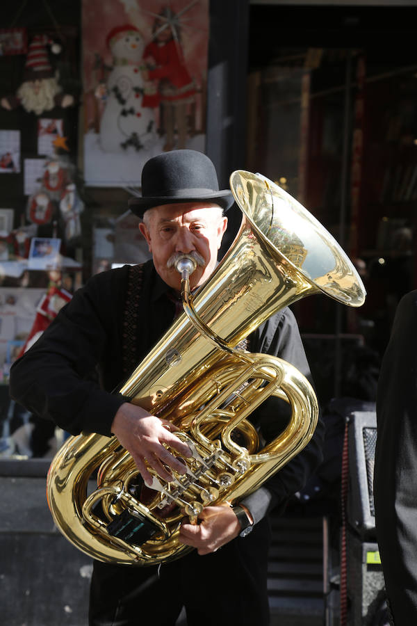 Pasacalle de la Pixie Dixie Band por las calle del centro de la ciudad